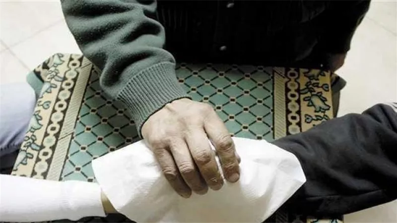 هذا أصل القصة..ليه المأذون بيستخدم المنديل لتغطية يد العريس ووكيل العروس في كتب الكتاب؟