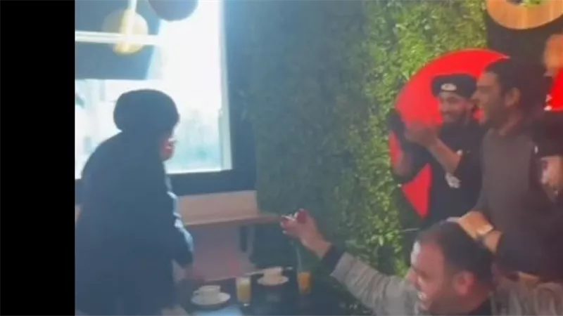 «اتضرب علقة بسببها».. عرض زواج غريب من شاب لفتاة داخل مطعم | فيديو