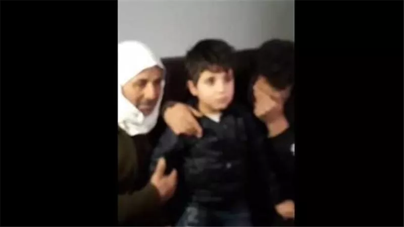 بالبكاء.. لحظة وصول الطفل السوري فواز قطيفان واستقباله من قبل أهله | فيديو