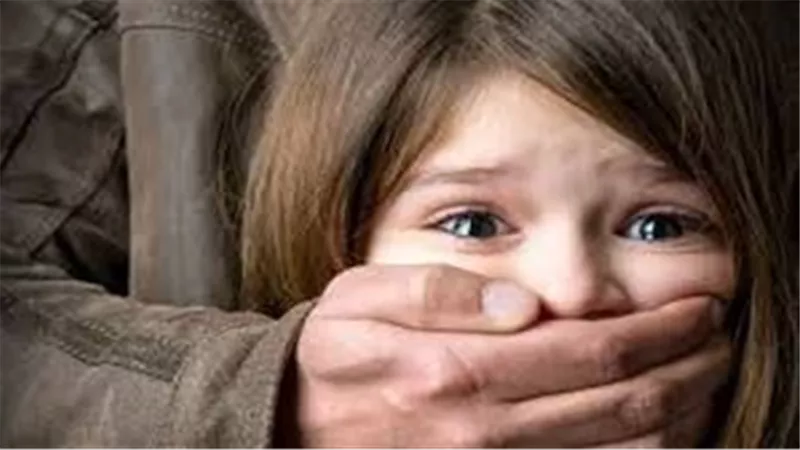 استدرجها بهذه الطريقة..تفاصيل مثيرة في تحرش عامل بطفلة داخل فرن أفرنجي