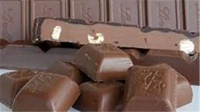 هتخاف تاكلها.. طبيب شهير يكشف كارثة عن مصانع الشوكولاتة | فيديو