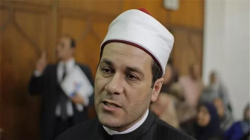 مظهر شاهين يجيب..هل القُبلات في الأفلام حرام؟
