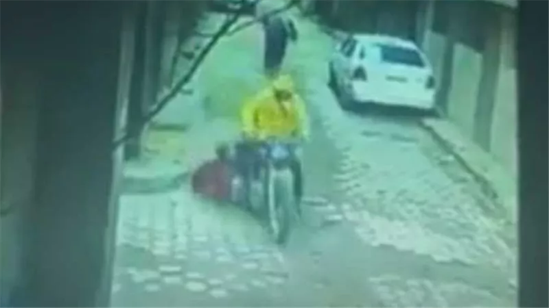 سحلها بطول الشارع..لقطات صادمة لمحاولة لص سرقة فتاة المعصرة | فيديو