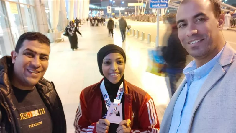 وفد من اتحاد الشباب العربي يستقبل احلام حمدي الحائزة علي الميدالية البرونزيه بالدوري العالمي بالفجيره