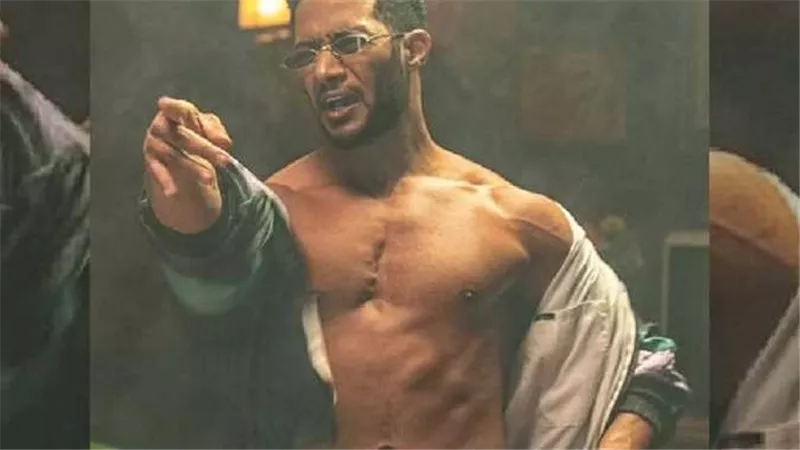 «عيار 24».. محمد رمضان يغسل أسنانه بمعجون ذهب | فيديو