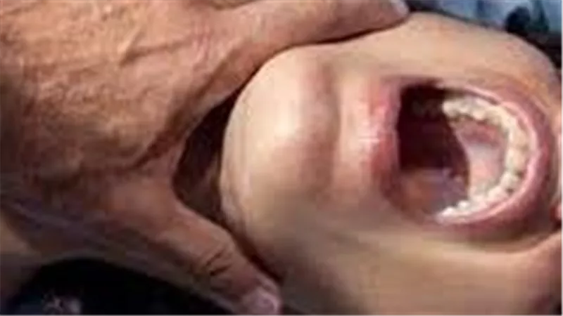 حملت سفاحًا..تفاصيل الحكم بالسجن ٣ سنوات لبائع شاي قتل ابنته خنقًا بالإسكندرية