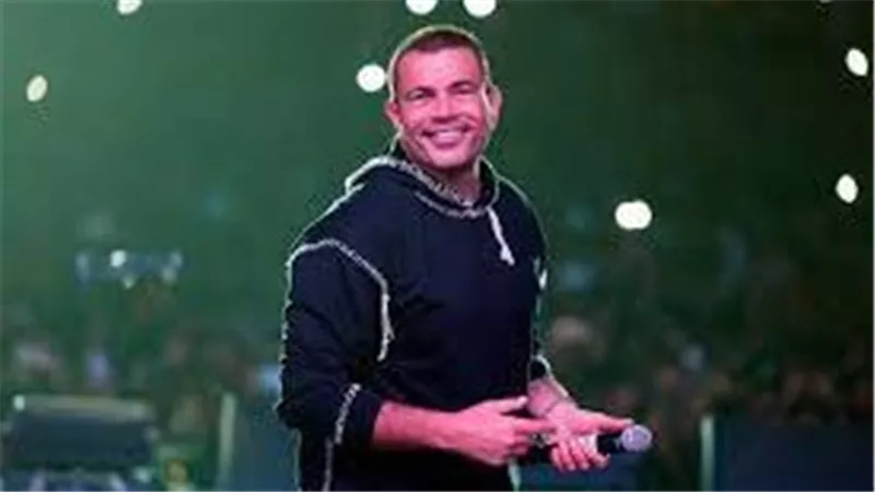 مفاجأة..عمرو دياب يكشف سبب حذف أغانيه من اليوتيوب 