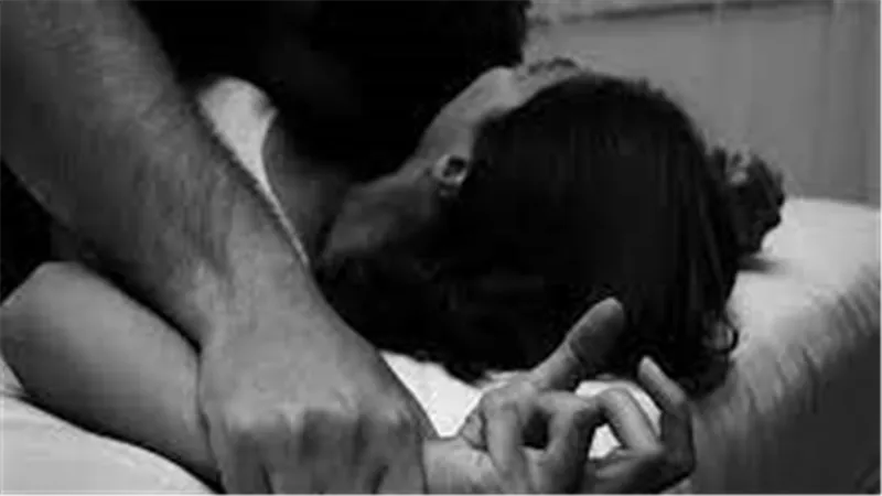 كتم أنفاسها بوسادة أمام أمها.. الإعدام لعامل وعشيقته قتلا ابنتها أثناء ممارسة الرذيلة بالقليوبية