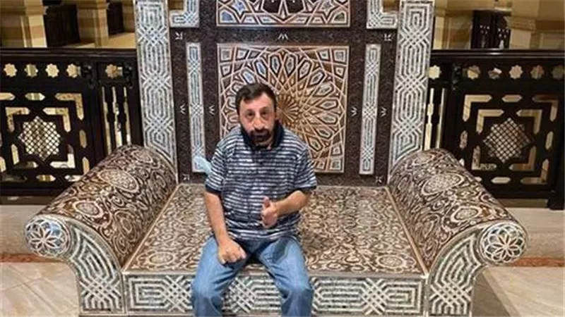 كوكسال بابا في القاهرة.. موقف مفاجئ من «ملك الكوميكسات» فور وصوله الفندق | فيديو