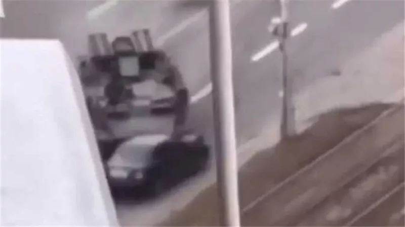 مشهد مروع.. دبابة روسية تسحق سيارة مدنية أوكرانية ونجاة صاحبها بأعجوبة | فيديو