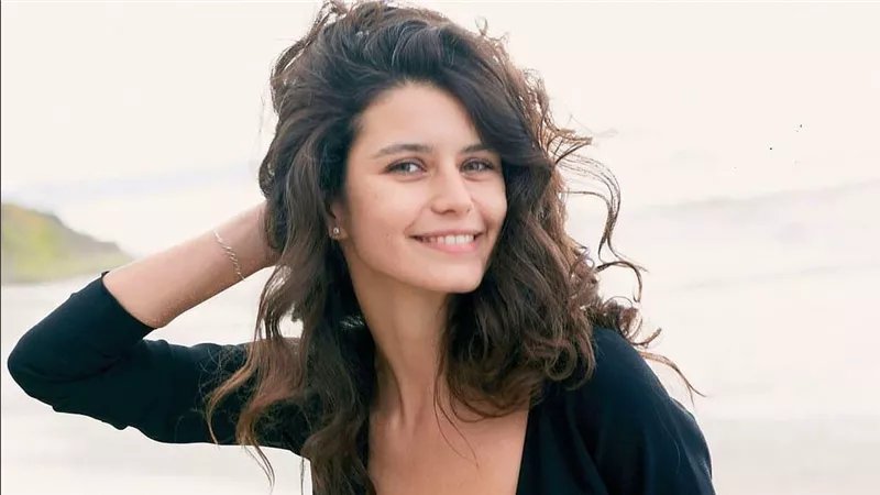 بطلة العشق الممنوع.. سبب اعتزال بيرين سات وهذا ما قالته عن ديانتها