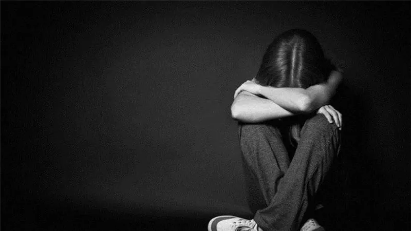 احذر الوقوع فيها..4 أمور تسبب الحزن والاكتئاب للإنسان | فيديو 