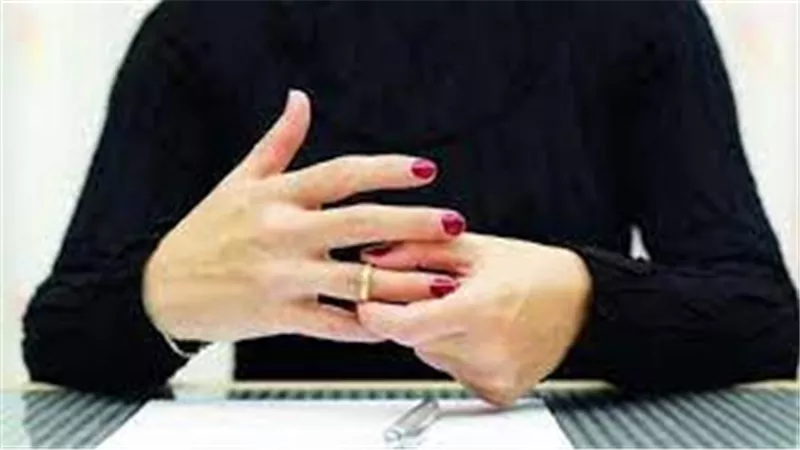 بيغير عليا من الكلب بتاعي..زوجة تقيم دعوي طلاق من زوجها لأسباب غريبة