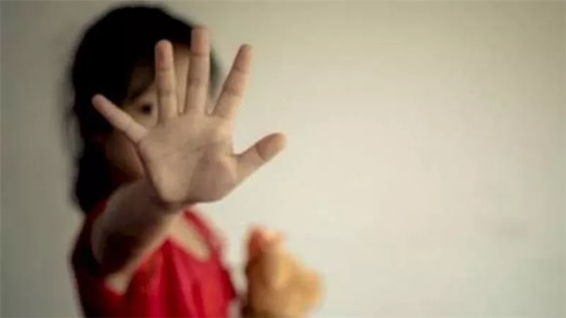 ما قاله كان صادما.. تفاصيل مثيرة في القبض على معلم متهم بالتحرش بـ5 تلميذات في المدرسة