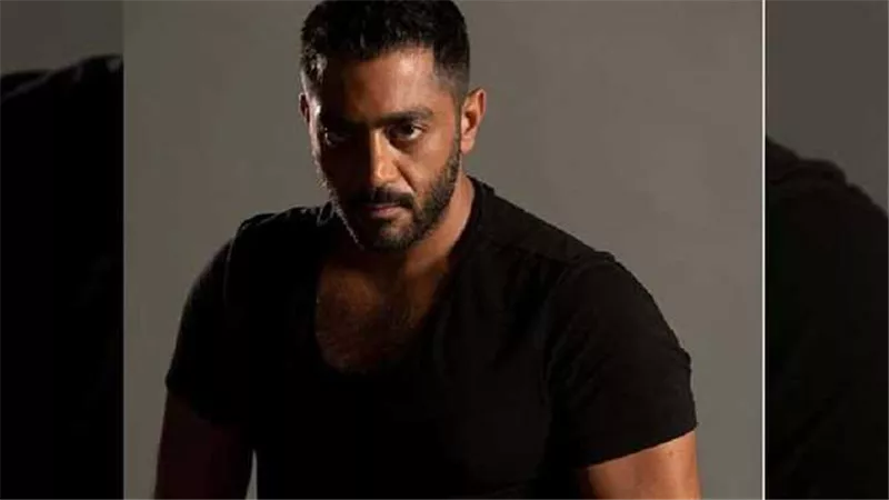 طالبه بالعمل إمام مسجد.. رد مفاجئ من أحمد فلوكس على أحد متابعيه | فيديو
