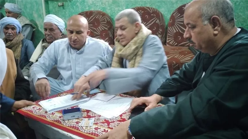 بالصور.. الصلح الأبيض بين عائلتي العطار وجاد بقرية الحي بالصف في جلسة تسودها الود والتسامح