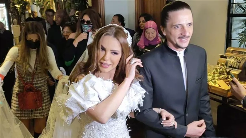 بعد أسبوعين على زواجها.. حقيقة طلاق الفنانة دنيا عبد العزيز 