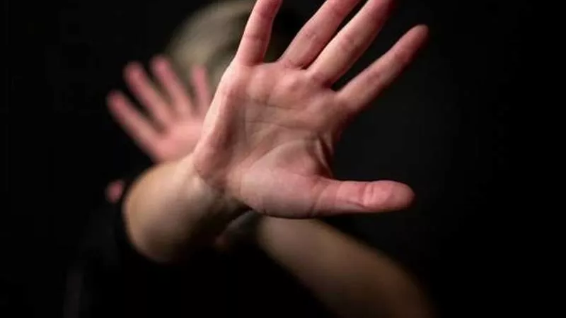 حاول خنقها ودفنها بالمقابر.. دجال يعتدي جنسيا على سيدة بحلوان