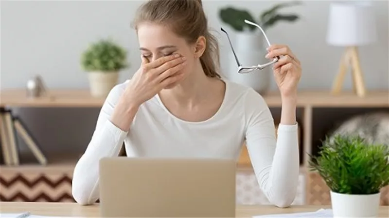 عيناك في خطر.. أطباء يعددون أضرار التحديق في شاشة الكمبيوتر أو الهاتف