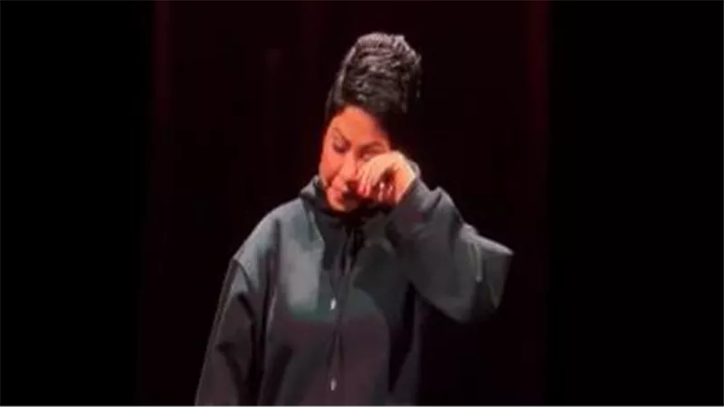 في حفل الكويت..لحظة بكاء شيرين عبد الوهاب على المسرح | فيديو
