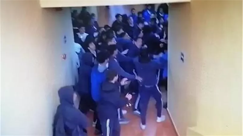  الشرطة تمنع مجزرة.. معركة مفزعة بين «طلبة ومدرسين» داخل مدرسة دولية | فيديو 