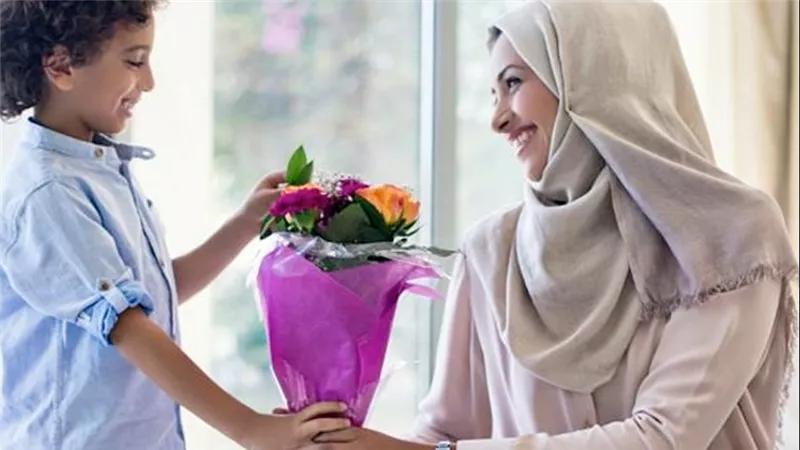 أكرموها حية وميتة..حكم الاحتفال بعيد الأم من القرآن والسنة | فيديو