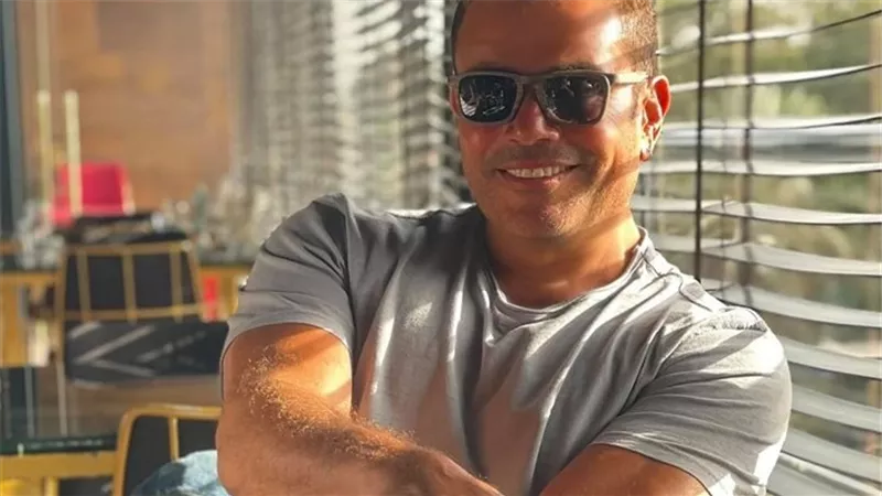 حاسب الفستان.. عمرو دياب يتعرض لموقف محرج أثناء إحياء حفل زفاف | فيديو