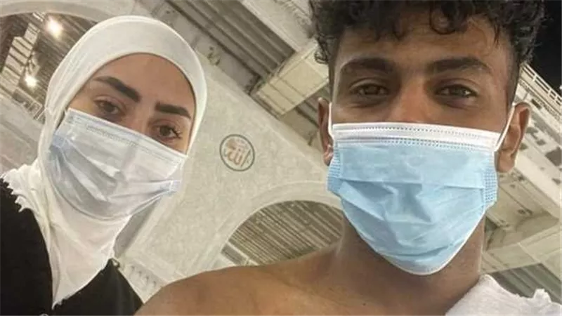 لن تتوقع تبريره..هجوم ناري على عفروتو بعد أداء العمرة مع صديقته