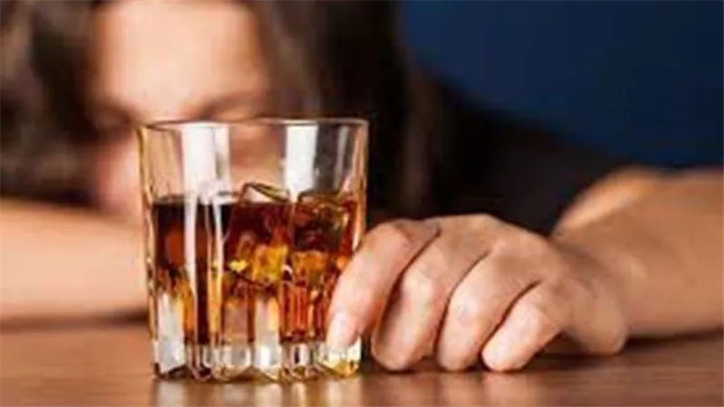 احذر استهلاكه.. هذا المشروب الشائع يزيد من خطر الإصابة بسرطان الرقبة والدماغ