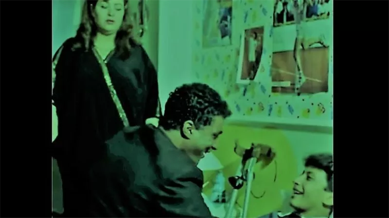 الرقابة فين؟..عبارة في فيلم «ضد الحكومة» تثير سخرية «رواد السوشيال» | فيديو 