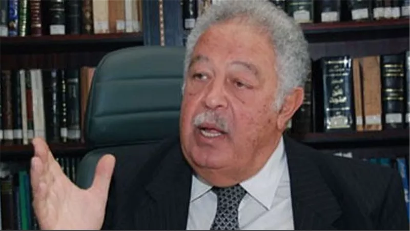 سقط أثناء دفاعه عن المحامين.. لحظة وفاة رجائى عطية فى المحكمة | شاهد