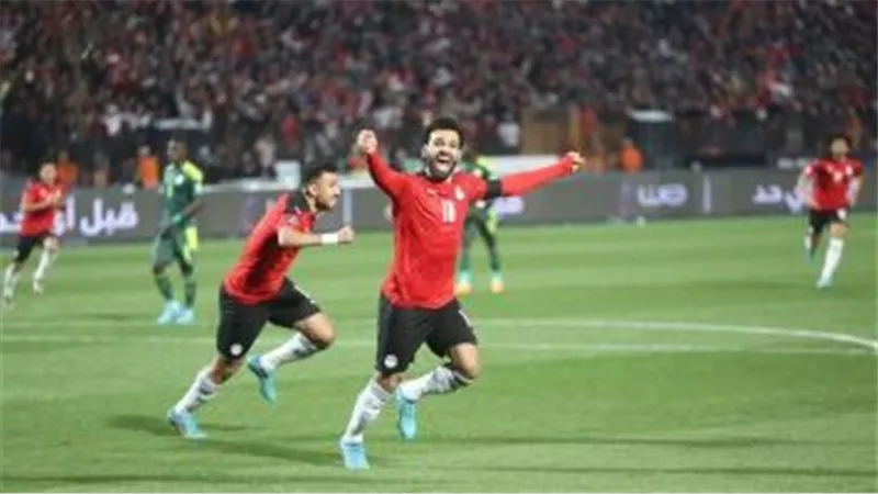 جبر الخواطر..محمد صلاح يهدي طفلًا من ذوي الهمم قميصه بواسطة والدته | فيديو