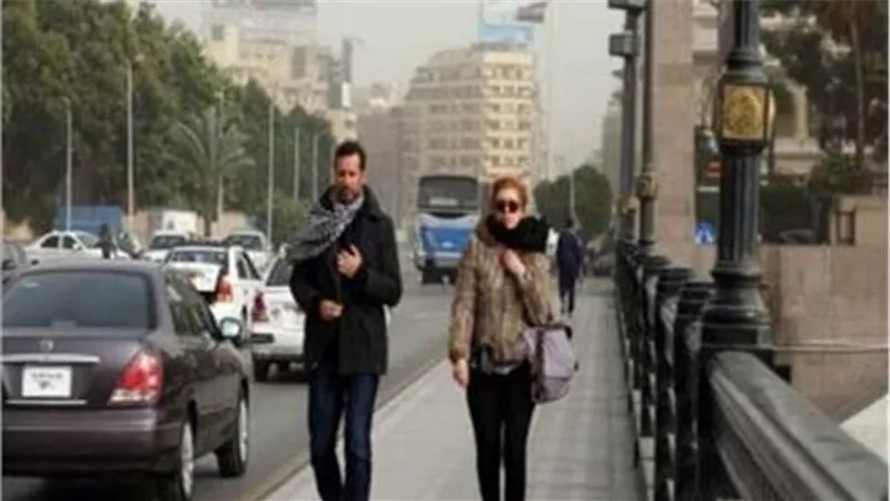 لماذا لا يجب تخفيف الملابس؟.. تحذير عاجل من «الخديعة الكبرى» للطقس