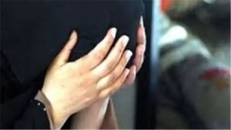 لبكائها أثناء ممارسة الرذيلة.. تعذيب طفلة حتى الموت على يد عشيق والدتها بالسلام