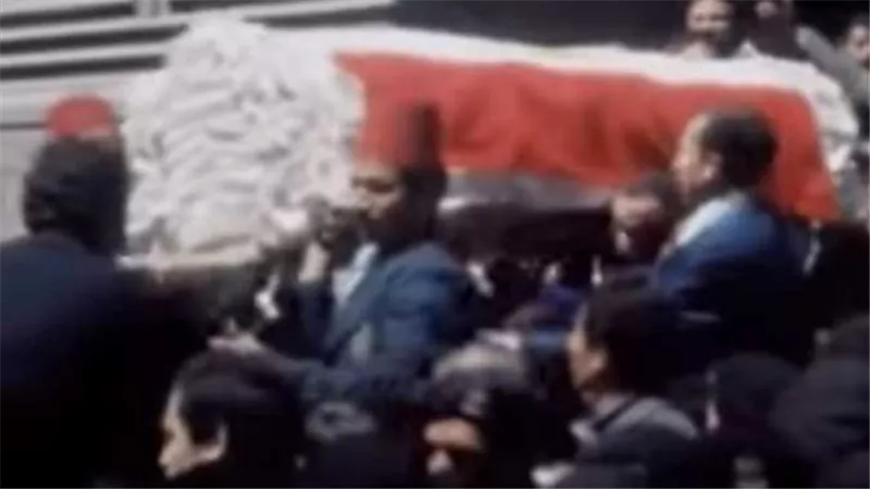 في ذكرى رحيله.. فيديو نادر بالألوان من جنازة عبدالحليم حافظ | شاهد