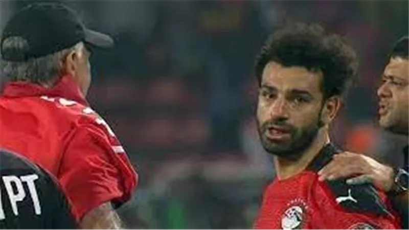 تصريح صادم من داخل غرفة خلع الملابس.. هل يلمح محمد صلاح إلى اعتزال اللعب دوليًا؟ | فيديو