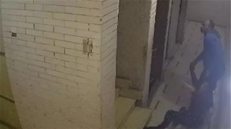 سحلها واصطحبها وطفلها عنوة.. كواليس اعتداء شخص على زوجته بالطالبية