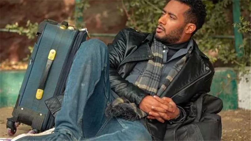 على باب المسجد.. الجمهور يتدافع لالتقاط صور تذكارية مع محمد رمضان في روض الفرج | فيديو