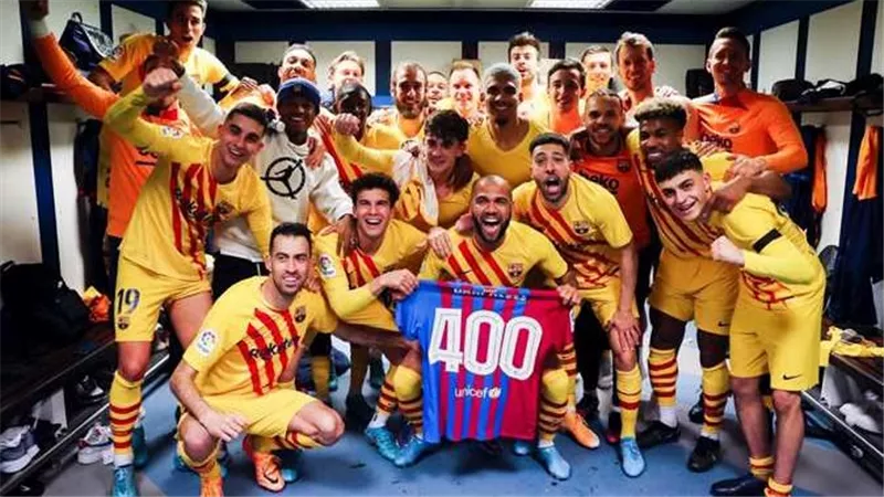 رباعية في ريال مدريد..احتفالات جنونية للاعبي برشلونة في غرفة الملابس بعد الكلاسيكو | فيديو