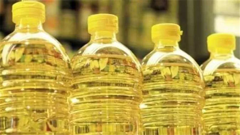 بيان عاجل من الحكومة بشأن تداول عبوات زيت معاد تدويره وغير صالح للاستهلاك في الأسواق