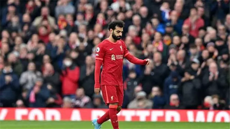 بعد يومين من السفر.. طفل يبكي لرؤية محمد صلاح | فيديو