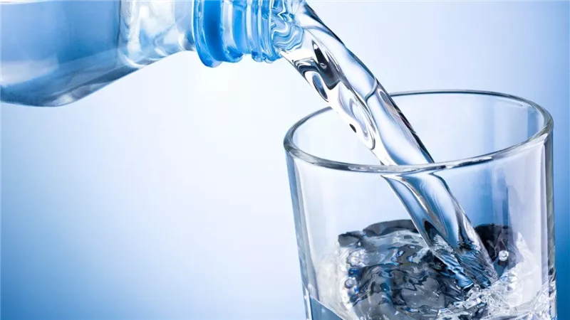لا تشرب بعد الأكل.. 6 عادات خاطئة تضر بالجهاز الهضمي دون أن تدري