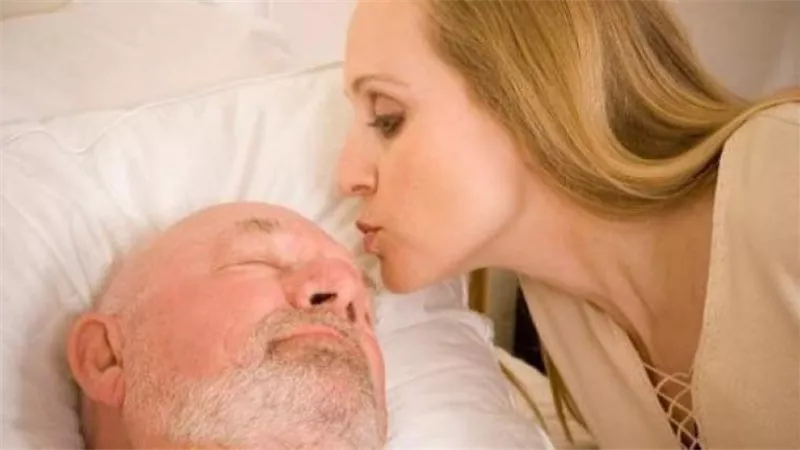 الإفتاء تجيب..هل تجوز وصية الفتاة بالدفن مع أبيها وما حكم تقبيله بعد الغسل؟