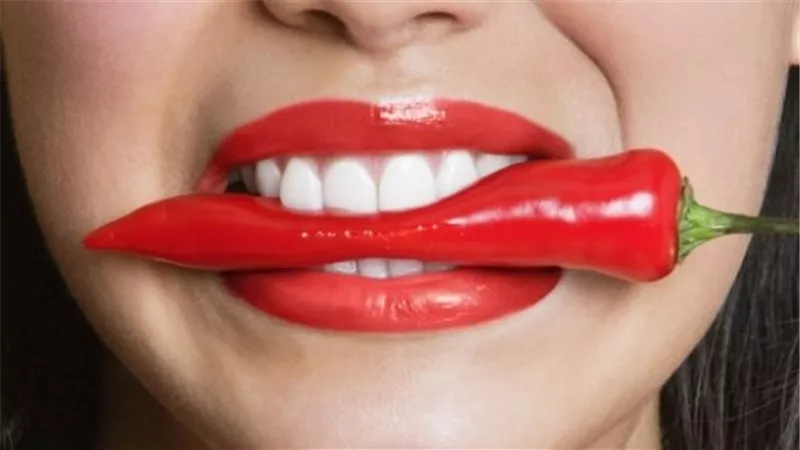 قرح شديدة وإتلاف جدرانها.. أضرار الأكل الحار على المعدة