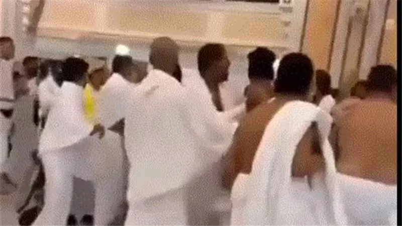 الأمن السعودي يكشف التفاصيل..مشاجرة في الحرم المكي بملابس الإحرام | فيديو