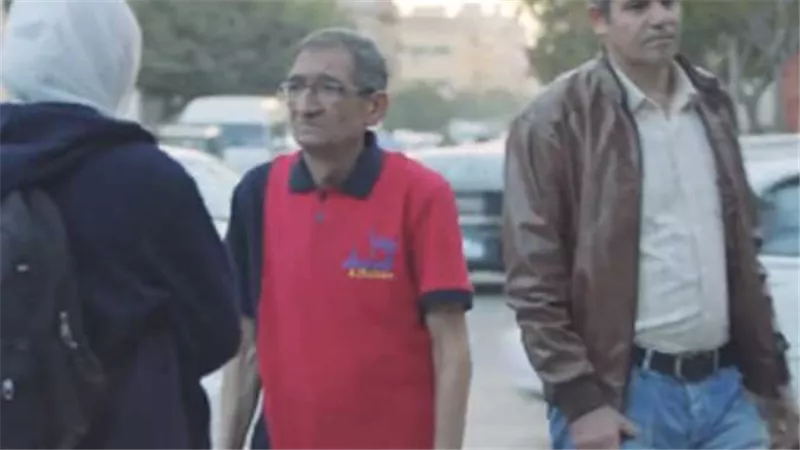 «ربنا يخدك».. فتاة تهين والدها أمام الناس وتستعر من ملابسه في «الصدمة» | فيديو