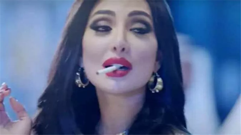 على طريقة أصحاب ولا أعز.. مشهد لفنانة تخلع ملابسها بمسلسل كويتي يثير الجدل | فيديو