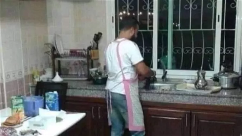 السر فيديو غسيل الأطباق.. رجل يطلق زوجته بسبب أغنية مسيطرة
