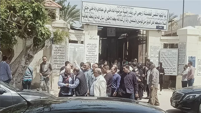 سيدة محسنة وكريمة..انهيار أسرة الفنانة سمية الخشاب خلال تشييع جثمان والدتها في الإسكندرية | شاهد 