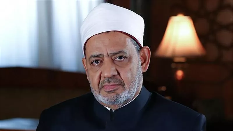 سخف.. تعليق ناري من شيخ الأزهر على منتقدي تناول غير المسلمين للطعام بنهار رمضان